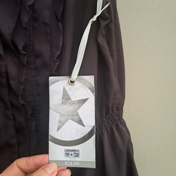 Sleeveless ruffled Blouse,Converse All-Star Button Front Ruffled Burgundy color - Picture 7 of 8